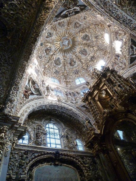 Interior de igreja em Puebla, no México